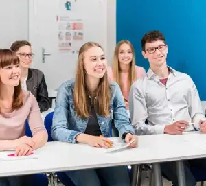 Junge Menschen in der Fahrschule lernen sicher und effizient.Auto Fahrschule für Führerscheine in der Region.