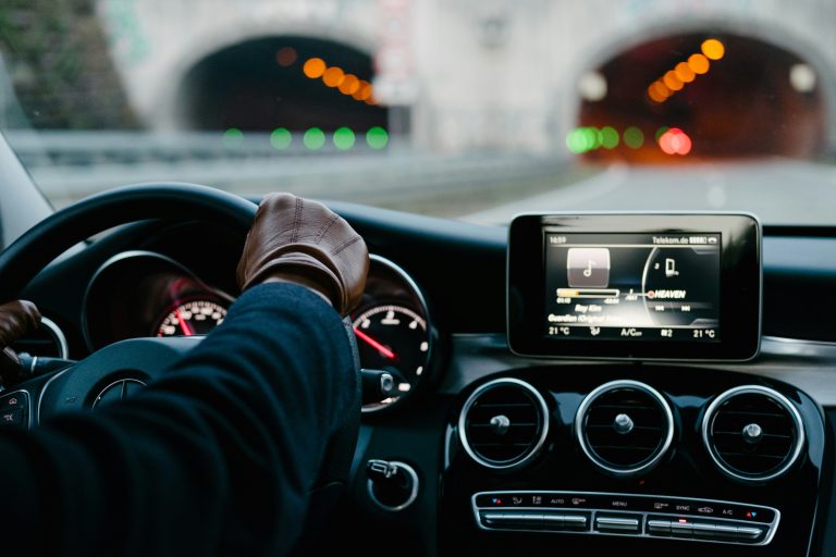 Fahrzeugcockpit mit Navigation, die auf Fahrprüfung oder Fahrschule in der Schweiz vorbereitet.